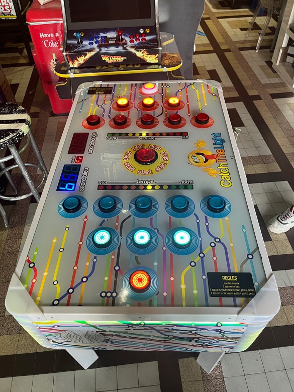 Pages Louer un flipper, baby-foot ou une borne d'arcade à Lyon et ses alentours Location Catch the Light 2