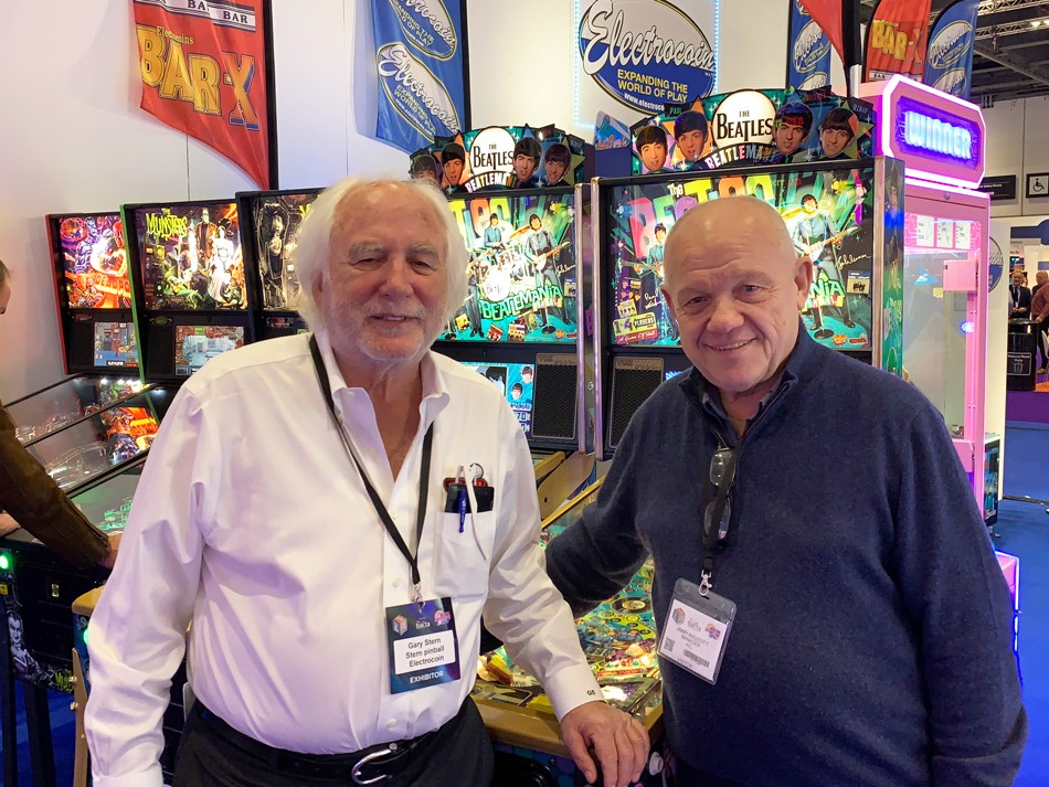 Jimmy Mieusset à droite avec Gary Stern, fondateur et président de la compagnie Stern Pinball